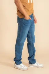 Pantalón de jean azul de corte recto.