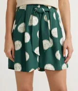 Short verde con lunares blancos, de viscosa, con cinturón para atar en la cintura.