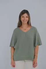 Blusa verde seco de lino, con escote en V y mangas cortas amplias.
