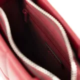 Cartera tote chica color bordó, confeccionada en símil cuero con diseño acolchado y logotipo metálico de XL Extra Large al frente. Tiene acceso con cierre, correa regulable, un bolsillo interno con cierre y otro abierto.