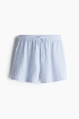 Short celeste de punto arrugado con cintura elástica y cordón ajustable.