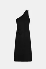 Vestido midi negro de punto, con escote asimétrico, manga sisa y aplique dorado en el hombro.