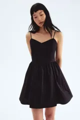 Vestido corto negro de algodón con breteles finos, escote corazón, cuerpo entallado, espalda fruncida, cintura elastizada y falda con vuelo.