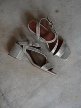 Sandalias de cuero color fucsia con tiras finas cruzadas y strass.