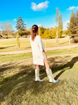 Vestido corto tejido en lurex celeste, de corte holgado y manga corta.