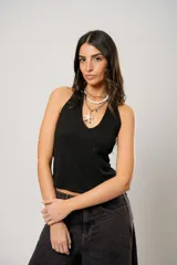 Musculosa negra con cuello halter y espalda semi descubierta.