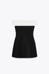 Minivestido negro con escote recto y hombros descubiertos. Presenta una banda superior blanca con frunces.