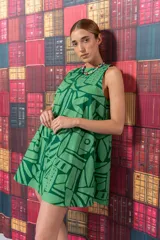 Vestido verde con estampado de hojas, de corte acampanado y cuello redondo.