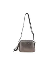 Cartera bandolera de cuero sintético color blanco con logo dorado en el frente. Tiene correa ancha de tela estampada con motivos geométricos y herrajes dorados. Incluye un dije de flecos de cuero en el lateral.