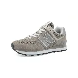 Championes urbanos New Balance modelo Classics Traditionnels, color gris con detalles en blanco, confeccionados en gamuza y malla, con logo "N" característico en los laterales y entresuela ENCAP.