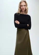 Vestido midi evasé color verde oliva, confeccionado en lyocell con efecto satinado. Presenta cuello barco, mangas largas y cinturón decorativo con hebilla metálica.