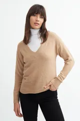 Sweater de acrílico color tostado con escote en V profundo y ajuste holgado.