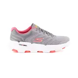 Championes Skechers Go Run 7.0 Driven, color gris con detalles en rosa. Zapatillas de running con cordones, capellada de malla técnica, contrafuerte moldeado en el talón, plantilla Skechers Air-Cooled Goga Mat, tecnología Hyper Pillar y amortiguación ULTRA GO.