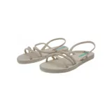 Sandalias Ipanema color beige con tiras finas cruzadas y una tira con diseño trenzado.