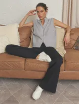 Pantalón wide leg de tiro alto con cintura elástica y costura frontal pespuntada a lo largo de la pierna.