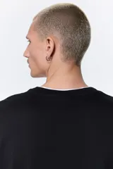 Remera negra de punto de algodón liviano, de corte estándar, cuello redondo ribeteado y mangas largas.