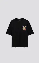 Remera negra de algodón con cuello redondo y calce oversize. Estampado en el frente con diseño de comida china y logo de Disney.