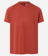 Remera deportiva color ladrillo con estampa cuadriculada y textura. Confeccionada con tecnología dry, cuello redondo y manga corta. Corte regular.