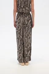 Pantalón de lyocell con estampado abstracto en tonos beige y negro, corte palazzo y cintura elastizada.