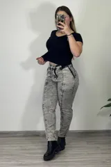 Pantalón de jean gris con efecto lavado, tiro alto, corte mom y bolsillos laterales.