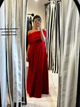 Vestido largo de tafeta, color rojo vibrante, con escote strapless y elástico en la espalda. Incluye una pieza de tela adicional color fucsia para usar como accesorio o parte superior.