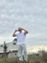 Pantalón celeste y crudo a rayas, tipo lino, de corte recto y relajado.