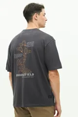 Remera blanca de manga corta con estampado en la espalda con texto en gris y diseño floral.