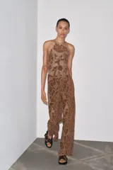 Pantalón marrón de tiro alto confeccionado en tejido efecto ante con aplicación de crochet a contraste.
