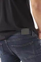 Pantalón jean azul oscuro de corte recto.