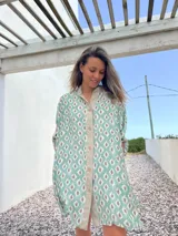 Camisero con estampado de rombos color verde y beige, con cuello camisero, abotonado y mangas 3/4.