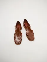 Sandalias de cuero azul con diseño semi-abierto y tiras tipo gladiador. Cierre con velcro y forro interior de cuero de chancho. Calzan chico.