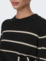 Sweater negro con rayas horizontales color cemento, cuello redondo, mangas largas y puños acanalados.