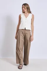 Pantalón palazzo color marrón claro, de tiro alto, con pinzas y bolsillos laterales.