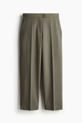 Pantalón cigarette tobillero color verde oliva, con cintura estándar, cierre y pretina prolongada con corchete oculto. Piernas ajustadas con abertura corta en los bajos, bolsillos al bies y bolsillo de atrás decorativo. Pliegues adelante y atrás.