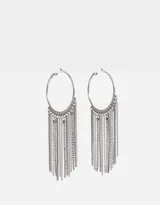 Aros argolla plateados con múltiples cadenas colgantes de diferentes tipos de eslabones.