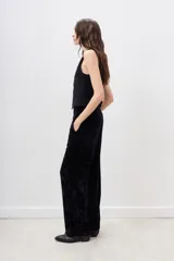 Pantalón de terciopelo negro de corte recto.