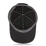 Gorra deportiva negra con logo de pingüino bordado en blanco en el frente y perforaciones laterales para ventilación.