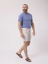 Bermuda de hombre color beige con rayas verticales blancas, con cintura ajustable con cordón.