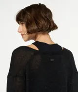 Suéter negro de punto fino con cuello en V y corte holgado, confeccionado en mezcla de lana de alpaca.