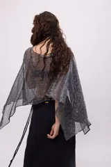 Poncho de gasa color celeste, de talle único.