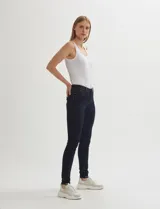 Pantalón de jean chupín de tiro alto, color azul oscuro.