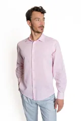 Camisa de vestir rosada de lino y algodón, de manga larga y corte clásico.