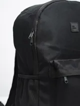 Mochila con estampado tie-dye en tonos grises y blancos, con bolsillo frontal con cierre y logo "Forum Active" estampado. Incluye bolsillo lateral de red para botella.