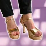 Sandalias doradas de cuero sintético con plataforma y tacón alto.