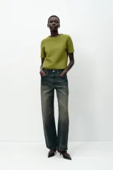 Jersey marrón de punto con cuello redondo y manga corta.
