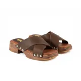 Sandalias de cuero marrón con plataforma de madera y tachas plateadas.