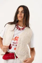 Remera blanca de algodón y poliéster con cuello redondo y estampado de mujeres tomando vino y la frase "Wine Not?".