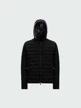 Campera acolchada negra con capucha, cierre frontal con cremallera, mangas largas y bolsillos laterales con cremallera. Detalle de logo en la capucha. Marca Moncler Grenoble.