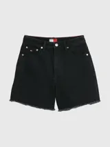 Shorts jeans de cintura alta en color negro, con baixos sin rematar y estilo casual.