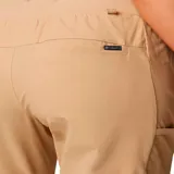 Pantalón de trekking color verde oliva, con cintura elástica, bolsillos laterales con cierre y puños ajustables. Confeccionado con tejido que repele la humedad y protege del sol.